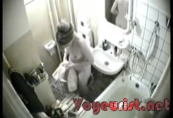 Скрытая камера в ванной женского общежития