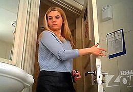 Русские женщины писают в туалете кафе