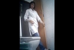 Медсестры ссут в туалете поликлиники