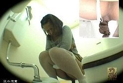 Азиатки какают в туалете на скрытую камеру