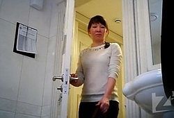 В одном из туалетов засняли на камеру русскую брюнетку