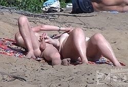 На пляже подглядывают за голыми нудистами