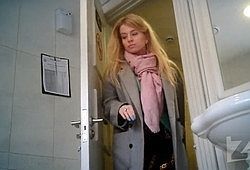 Русская девка писает в туалете не замечая камеру