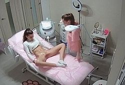 Девушку снимают голой в кабинете косметолога