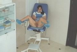 В кабинете гинеколога засняли на камеру девушку без трусов