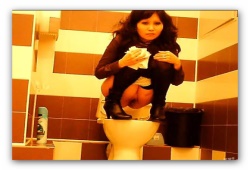 Миниатюрная девушка справляет свои дела в туалете
