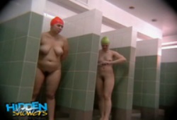 В моечном женском отделении подглядывают за голыми девками