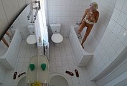 Слежка за девушкой в ванной комнате общаги