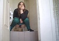 Девушка писает в туалете поликлиники
