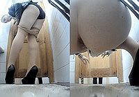Девушка во время перерыва зашла пописать в туалет колледжа