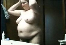 Голая толстая баба в ванной комнате