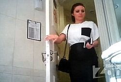 Русские девушки и женщины писают в общественном туалете