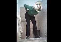 Скрытая камера в туалете снимает молодых девушек
