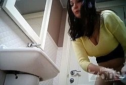 Не заметив скрытую камеру девушки и женщины писают в туалете