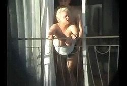 Мужик пялит грудастую блондинку на балконе
