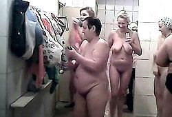 Русские толстушки моются перед скрытой камерой в душе