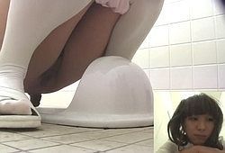 Азиатки ссут и срут в женском туалете