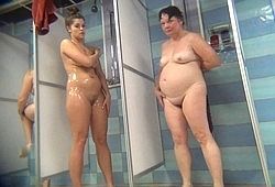 Зайдя в душ помыться девки спалились на скрытую камеру
