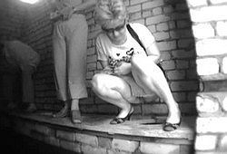 Писающие женщины в туалете автостанции -часть 2