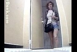 Скрытая камера в туалете снимает писающую девушку