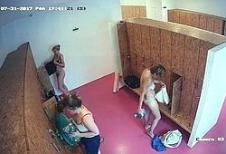 Переодеваясь в раздевалке женщины не замечают снимающую камеру
