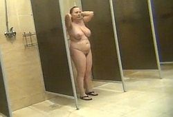 Камера в женском душе снимает голых взрослых женщин