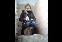 Девушка присела на корточки и писает в туалете с камерой