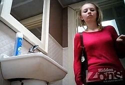 Симпатяшка в красной блузке зашла в туалет и спалилась на спрятанную камеру
