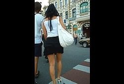 Подборка уличного подглядывания под юбки