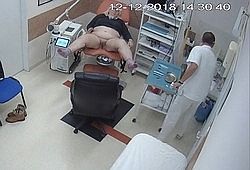 Толстую бабу снимают на камеру в кабинете гинеколога