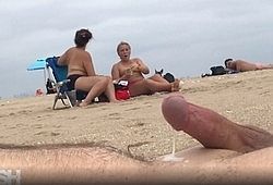 Парень кончает на пляже и снимает реакцию женщин