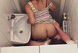 Чувак заснял секс в общественном туалете
