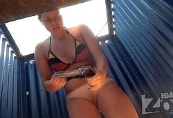 Девушка с бритой писей засветилась в пляжной раздевалке
