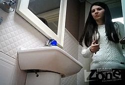Тайно засняли на камеру в туалете русскую девушку