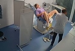 В гинекологии снимают на камеру молодую девушку