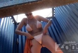 Девку с торчащими сиськами засняли на камеру в пляжной кабинке