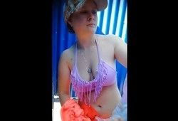 Девка позволила заснять себя голой в пляжной кабинке