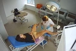 Девушка широко раздвинула ноги у гинеколога