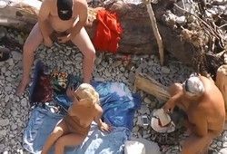 Туристы занимаются сексом на каменистом пляже