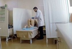 Доктор осматривает тело молодой девицы