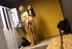 Подружек засняли голыми в студенческой раздевалке
