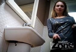 В общественном туалете подсматривают за писающими девушками