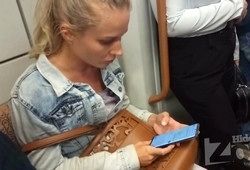 Девушка не надела трусы и засветила киску