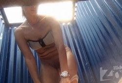 Слежка за переодевающейся девушкой в пляжной кабинке