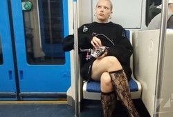 Блондинка в гетрах засветила трусики