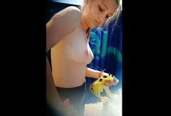 Подсмотрел за молодухой через дырку в кабинке