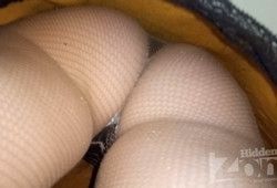 Подсматривает под юбку девушке в метро